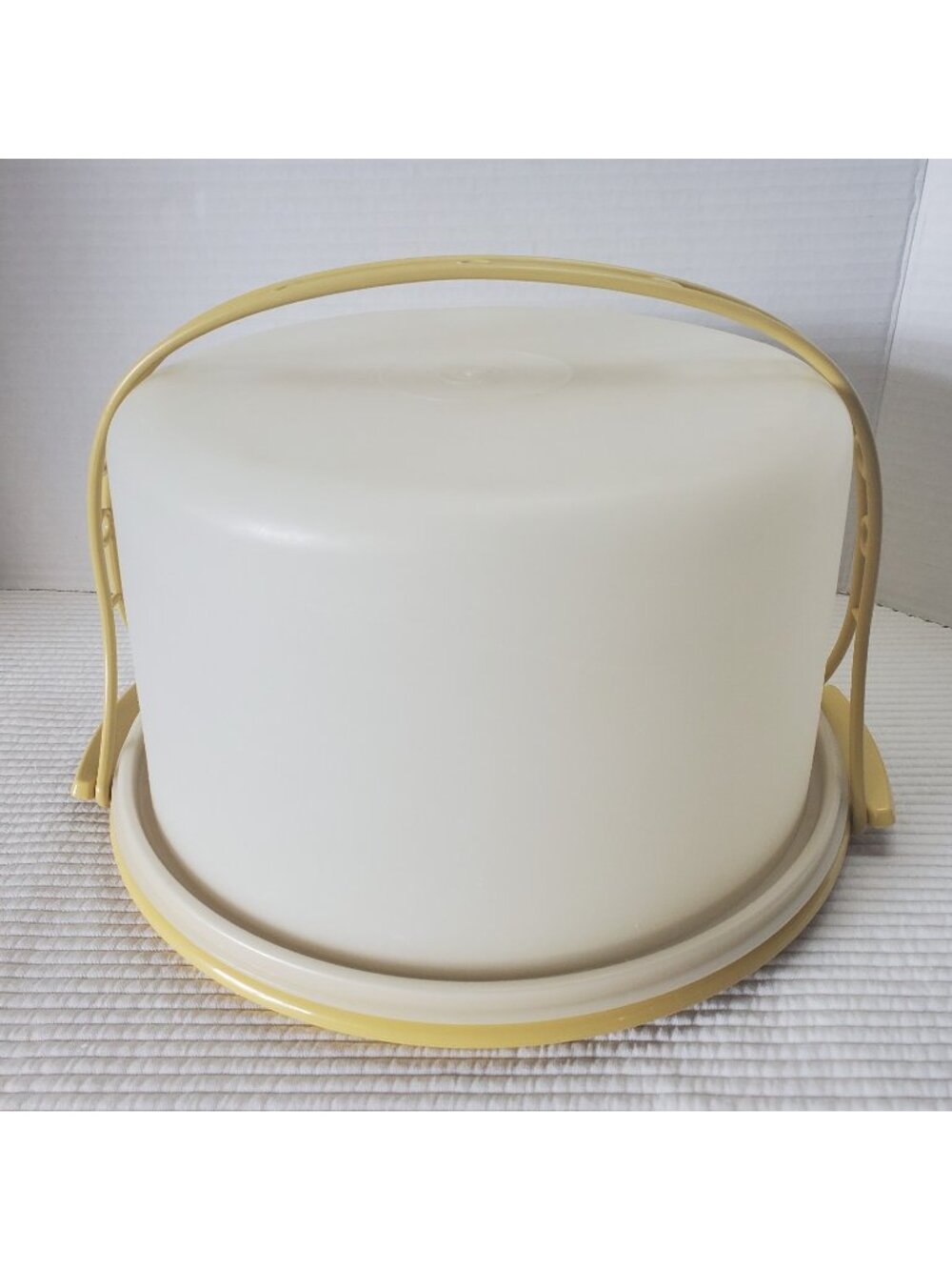 Tupperware Cake Taker Carrier Vintage Round 9x7 Small Handle Yellow Harvest Gold